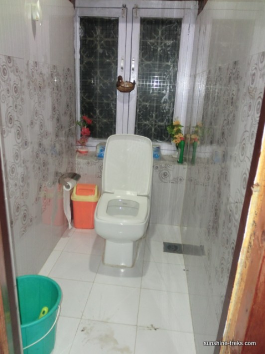 Moderne Toiletten in der Lodge